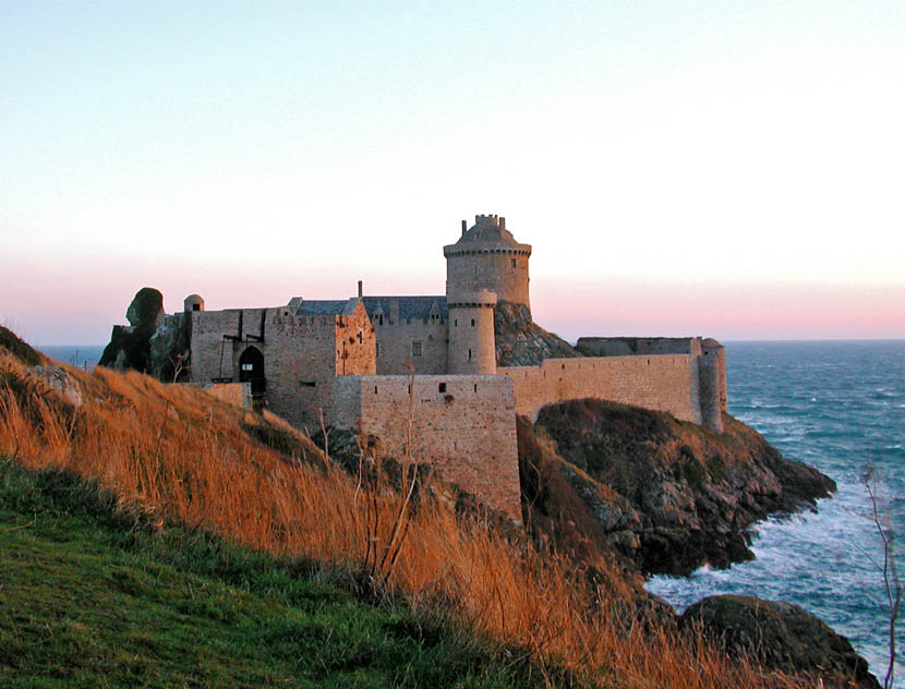 La vue du golf : un château-fort sur  les rochers