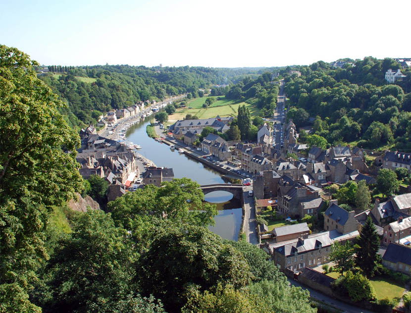 Dinan, ville en Bretagne entourée de remparts