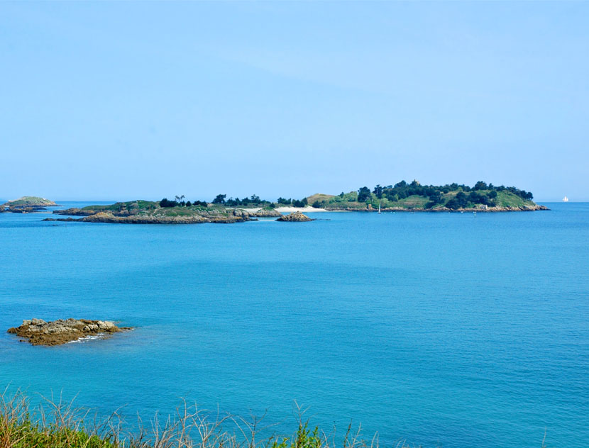 L'île des Ebihens face au golf de Lancieux